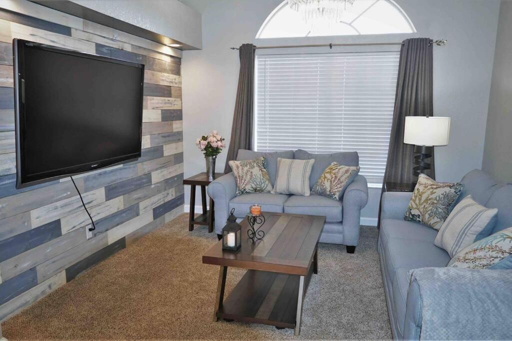 Peachland Getaway With Pool And Tiki Bar Villa Yonkers Buitenkant foto